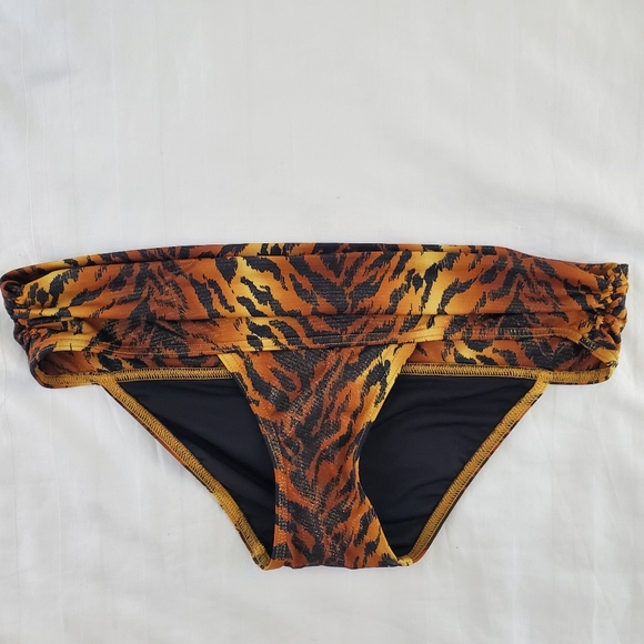Victoria's Secret Swim Bombshell Tiger Print Shimmer Bikini Top & Bottom 34A XS - Picture 10 of 16